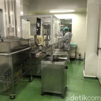Ruang produksi di pabrik milik Juragan 99 ini diklaim sudah memiliki standar Cara Pembuatan Obat Tradisional yang Baik (CPOTB). Setiap ruangan terpisah oleh partisi untuk menghindari kontaminasi dari satu area ke area lain akibat perpindahan bahan mentah dan bahan jadi. Pemisahan ruang bahan mentah dari proses melalui ruang transit. Foto: Gresnia/Wolipop.