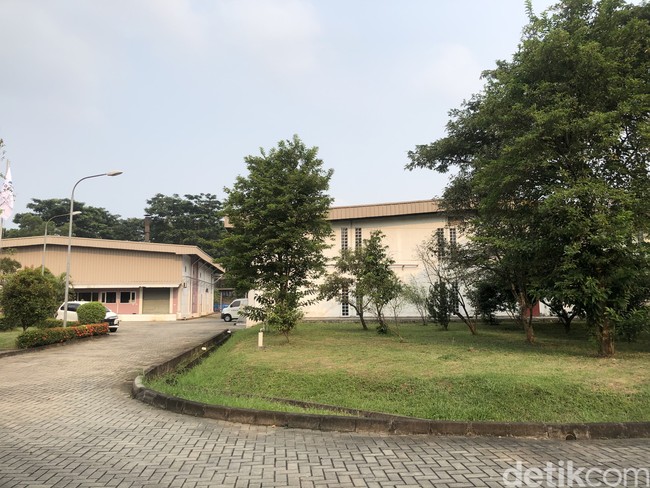 PT Kosmetika Global Indonesia (PT Kosme) merupakan perusahaan manufaktur yang berdiri sejak tahun 2018. PT Kosme bergerak di bidang kosmetik, skincare dan bodycare. Selain itu, PT Kosme sebagai perusahaan jasa maklon kosmetik. Pabrik ini sudah lama kita beli sebelumnya dari PT lain, kita membeli lahan dan fasilitas. Tinggal kita urus transisi untuk develop brand sendiri, ungkap Danang Yuanto, CEO J99 Corp (25/3/2022).  Foto: Gresnia/Wolipop.