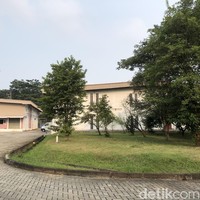 PT Kosmetika Global Indonesia (PT Kosme) merupakan perusahaan manufaktur yang berdiri sejak tahun 2018. PT Kosme bergerak di bidang kosmetik, skincare dan bodycare. Selain itu, PT Kosme sebagai perusahaan jasa maklon kosmetik. Pabrik ini sudah lama kita beli sebelumnya dari PT lain, kita membeli lahan dan fasilitas. Tinggal kita urus transisi untuk develop brand sendiri, ungkap Danang Yuanto, CEO J99 Corp (25/3/2022).  Foto: Gresnia/Wolipop.