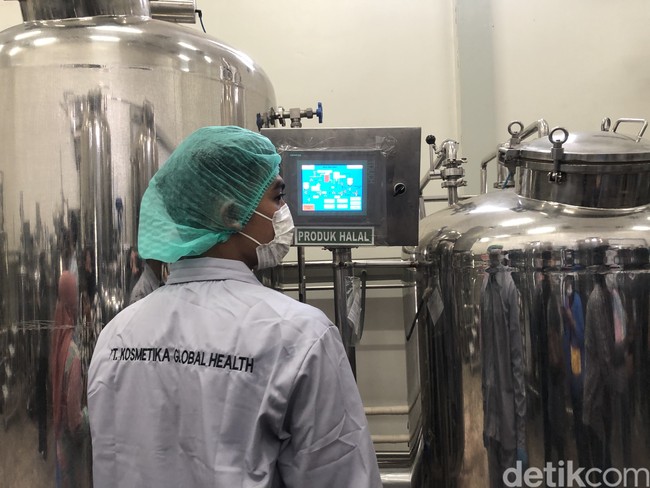 Wolipop mengunjungi pabrik PT Kosme di Jalan Trembesi blok F23 no.21B-E Delta Silicon 3, Lippo Cikarang, Cikarang Pusat, Bekasi. Yuliantini sebagai bisnis unit PT Kosme menjelaskan kegiatan pre production yang ada di pabrik Kosme. Aktivitasnya pada saat raw material berupa nabati segar atau kotor apakah sesuai dengan Quality Control atau tidak? Kemudian jika QC sesuai akan dilanjutkan dengan tahap sortir, jelas Yuliantini.  Foto: Gresnia/Wolipop.