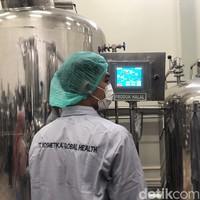 Wolipop mengunjungi pabrik PT Kosme di Jalan Trembesi blok F23 no.21B-E Delta Silicon 3, Lippo Cikarang, Cikarang Pusat, Bekasi. Yuliantini sebagai bisnis unit PT Kosme menjelaskan kegiatan pre production yang ada di pabrik Kosme. Aktivitasnya pada saat raw material berupa nabati segar atau kotor apakah sesuai dengan Quality Control atau tidak? Kemudian jika QC sesuai akan dilanjutkan dengan tahap sortir, jelas Yuliantini.  Foto: Gresnia/Wolipop.