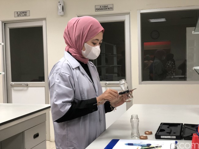 Seluruh kemasan produk telah melalui berbagai tahapan di PT Kosme milik Juragan 99. Dalam foto ini tahap pengukuran botol minuman. Produknya ada minuman kesehatan, Nutridrink dan Happy Me, yaitu ramuan tradisional untuk kelancaran dan meredakan nyeri haid. Produk tersebut akan launching setelah Lebaran 2022, kata Yuliantini. Foto: Gresnia/Wolipop.