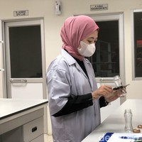 Seluruh kemasan produk telah melalui berbagai tahapan di PT Kosme milik Juragan 99. Dalam foto ini tahap pengukuran botol minuman. Produknya ada minuman kesehatan, Nutridrink dan Happy Me, yaitu ramuan tradisional untuk kelancaran dan meredakan nyeri haid. Produk tersebut akan launching setelah Lebaran 2022, kata Yuliantini. Foto: Gresnia/Wolipop.