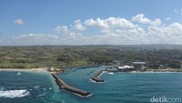 Pantai Jolosutro merupakan salah satu destinasi favorit bagi wisatawan. Dengan hamparan pasir coklat kehitaman, Pantai Jolosutro menawarkan pemandangan eksotis. Pantai ini juga dikelilingi oleh batu-batu karang yang membuatnya semakin menawan. (Erliana Riady)