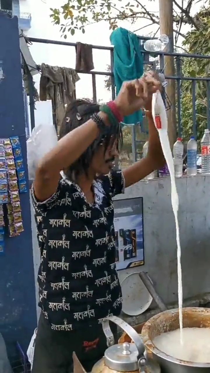 Viral! Pedagang Kopi Susu di India Bergaya Nyentrik Dipadati Pembeli