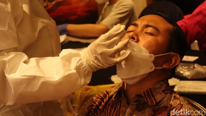 Pelaksanaan swab test kepada tamu undangan di acara Launching detikjabar di Trans Studio Bandung, Sabtu (26/3/2022)
