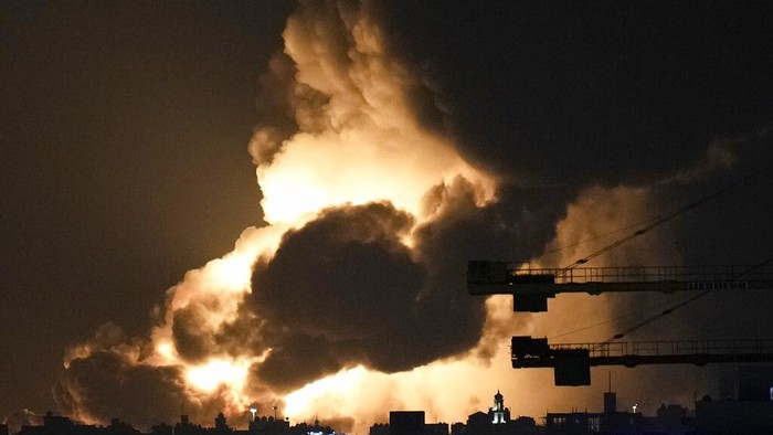 Pemberontak Yaman Serang Fasilitas Minyak Arab Saudi A cloud of smoke rises from a burning oil depot in Jiddah, Saudi Arabia, Friday, March 25, 2022. (AP Photo/Hassan Ammar)