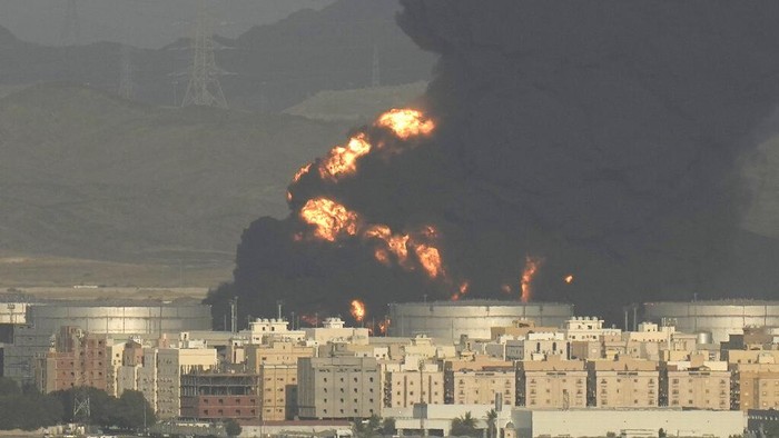 Pemberontak Yaman Serang Fasilitas Minyak Arab Saudi A cloud of smoke rises from a burning oil depot in Jiddah, Saudi Arabia, Friday, March 25, 2022. (AP Photo/Hassan Ammar)