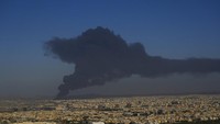 Kepulan asap mengepul dari depot minyak yang terbakar di Jeddah, Arab Saudi.