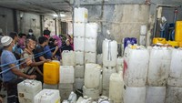 Warga mengantre untuk mengambil jeriken minyak goreng curah di salah satu agen minyak goreng curah, Pasar Baru, Karawang, Jawa Barat, Jumat (25/3/2022). Pemerintah Provinsi Jawa Barat akan membuat aplikasi pemesanan minyak goreng yang disiapkan oleh unit kerja Jabar Digital Service.