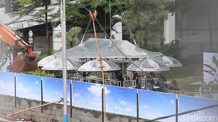 Wahana restoran di atas ketinggian di sekitar Bundaran Semanggi, Jakarta Selatan (Jaksel), tengah menjadi sorotan. Begini penampakan resto Lounge In The Sky (LITS) dari dekat.
