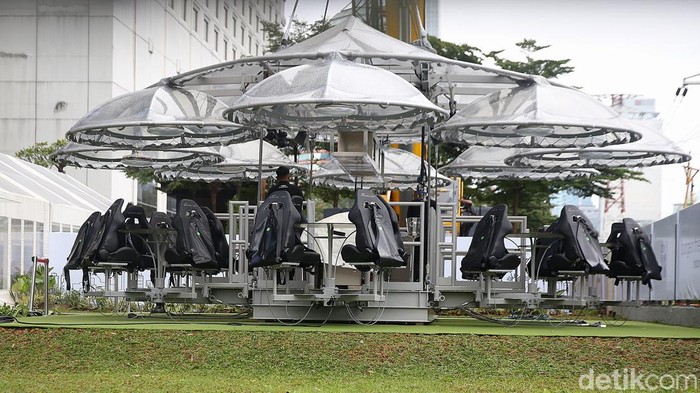 Penampakan 'Resto Gantung' yang Viral di Semanggi Wahana restoran di atas ketinggian di sekitar Bundaran Semanggi, Jakarta Selatan (Jaksel), tengah menjadi sorotan. Begini penampakan resto Lounge In The Sky (LITS) dari dekat, Sabtu, 26/3/2022.