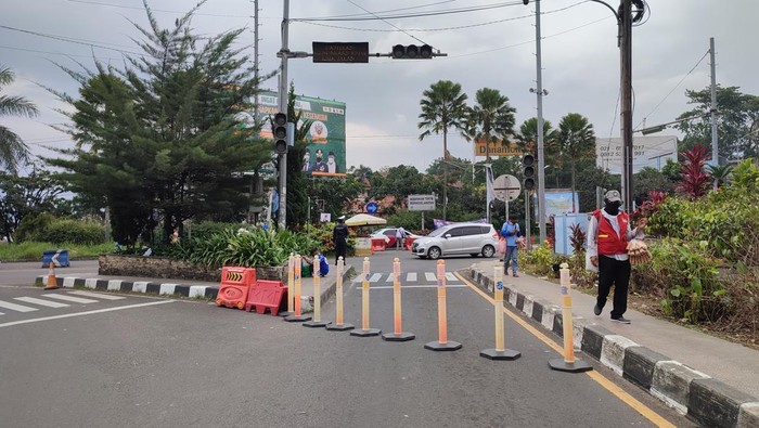 Penutupan akses menuju Jl Raya Puncak, Kabupaten Bogor di Simpang Gadog selama one way