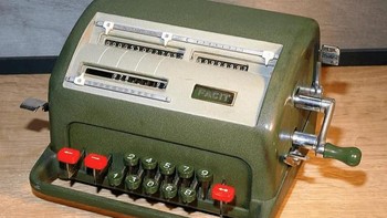 Kalkulator dulu ukurannya besar. Sekarang cuma sebesar smartphone, itu pun dengan aneka fungsi perhitungan macam-macam. Foto: Big Global Travel