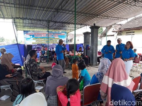 Warga Dukuh Klinggen, Desa Guwokajen, Kecamatan Sawit, menggelar acara perpisahan karena terdampak jalan tol Yogya-Solo.