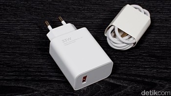 Poco memberikan charger 33W dan kabel USB Type C. Foto: Adi Fida Rahman/detikINET