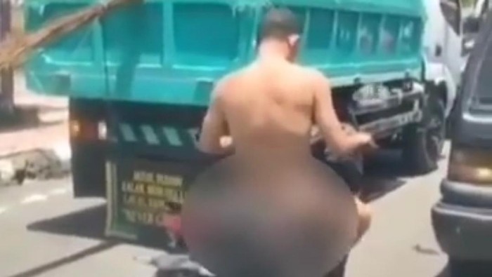 Polisi mengendarai motor dalam kondisi telanjang bulat. Polres Buleleng menyebut polisi tersebut memang mengalami gangguan jiwa dan sudah dirawat di RSJ Bangli.