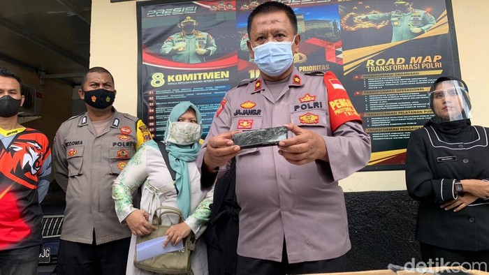 Polisi menunjukkan barang bukti kasus penganiayaan ibu-anak di Garut