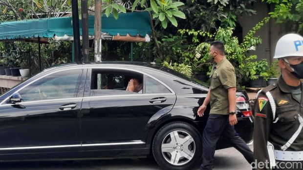 Presiden Joko Widodo menjenguk Buya Syafii di kediamannya, Sabtu (26/3/2022).