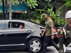 Jokowi Jenguk Buya Syafii yang Sempat Kena Serangan Jantung
