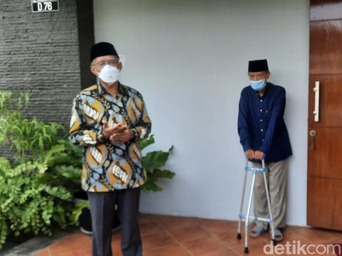Presiden Joko Widodo menjenguk Buya Syafii di kediamannya, Sabtu (26/3/2022).
