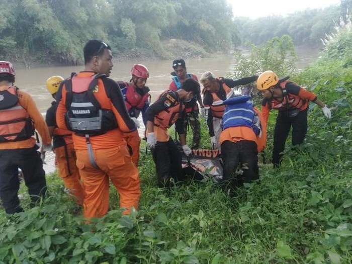 Proses evakuasi korban di sekitar Jembatan Jokowi.