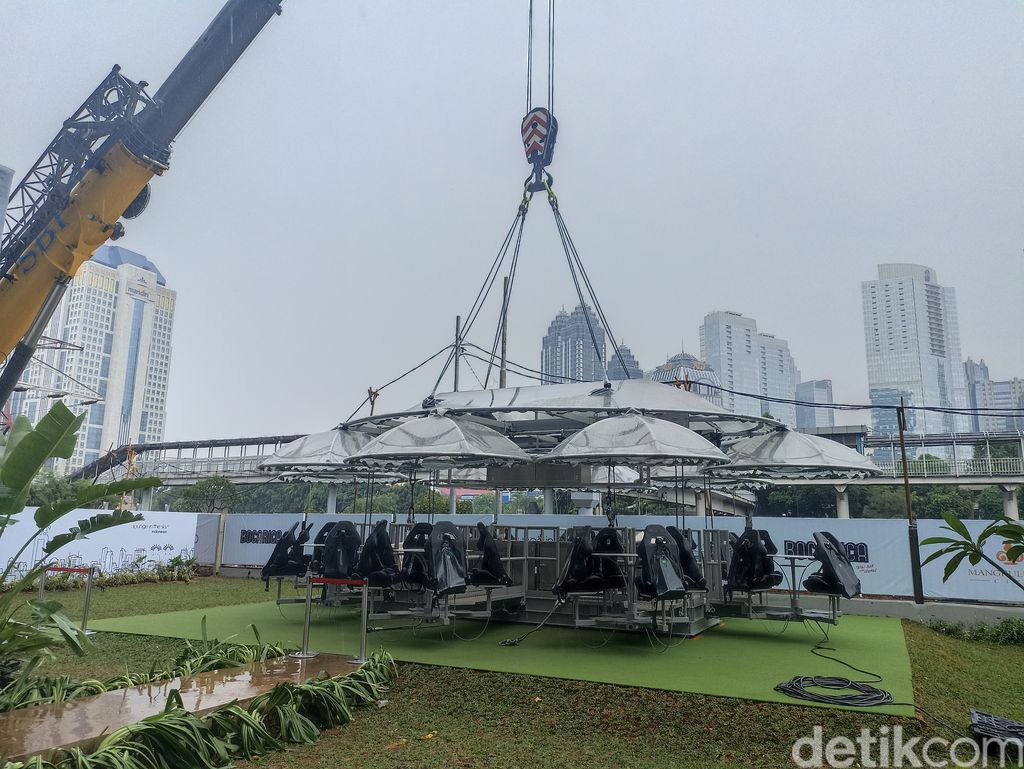 Resto Lounge In The Sky (LITS) di Semanggi Jaksel, ditarik crane atau derek tinggi, 26 Maret 2022. (Wildan Noviansah/detikcom)