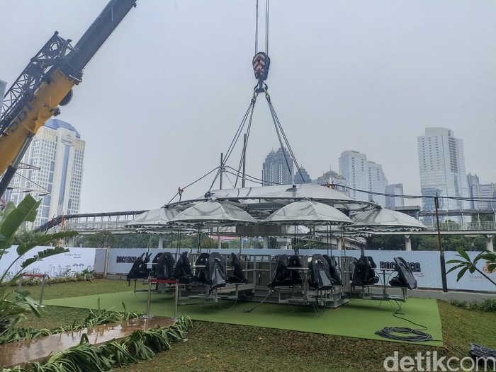 Resto Lounge In The Sky (LITS) di Semanggi Jaksel, ditarik crane atau derek tinggi, 26 Maret 2022. (Wildan Noviansah/detikcom) Resto Lounge In The Sky (LITS) di Semanggi Jaksel, ditarik crane atau derek tinggi, 26 Maret 2022. (Wildan Noviansah/detikcom)