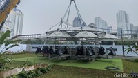 Resto Lounge In The Sky (LITS) di Semanggi Jaksel, ditarik crane atau derek tinggi, 26 Maret 2022. (Wildan Noviansah/detikcom)