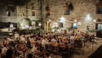  Nama kastil ini dikenal sebagai Fort George Croatia. Dengan fasilitas shuttle dari kota Vis menuju kastil bersejarah yang masih berdiri kokoh ini. Foto: Instagram