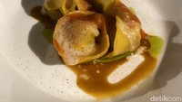 Tortelli dengan isian wagyu beef yang disajikan dengan saus Neapolitan, parmesan cream, dan tomato powder ini juga berhasil memanjakan lidah kami. Pasta tortellinya al dente dan isiannya padat. Foto: detikFood/Yenny Mustika Sari