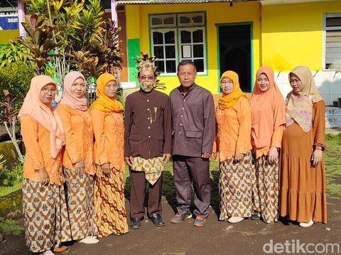 SD Pagowan 01 tempat Pak Ribut bekerja dan kepala sekolahnya.