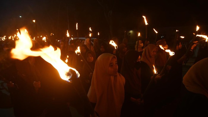 Semarak Pawai Obor Sambut Ramadan di Palu Warga berjalan sambil membawa obor di Palu, Sulawesi Tengah, Sabtu (26/3/2022). Pawai obor yang diikuti ratusan umat muslim tersebut dalam rangka menyambut bulan suci Ramadan 1443 H. ANTARA FOTO/Mohamad Hamzah/aww.