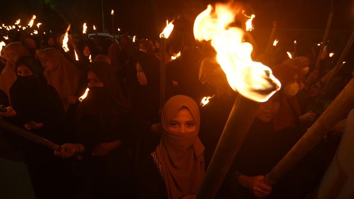 Semarak Pawai Obor Sambut Ramadan di Palu Warga berjalan sambil membawa obor di Palu, Sulawesi Tengah, Sabtu (26/3/2022). Pawai obor yang diikuti ratusan umat muslim tersebut dalam rangka menyambut bulan suci Ramadan 1443 H. ANTARA FOTO/Mohamad Hamzah/aww.