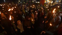 Dengan semarak ratusan umat muslim mengikuti pawai obor untuk menyambut bulan suci Ramadan.