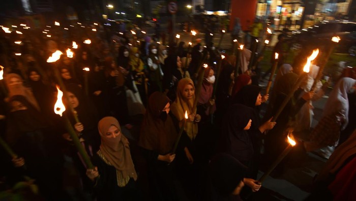 Semarak Pawai Obor Sambut Ramadan di Palu Warga berjalan sambil membawa obor di Palu, Sulawesi Tengah, Sabtu (26/3/2022). Pawai obor yang diikuti ratusan umat muslim tersebut dalam rangka menyambut bulan suci Ramadan 1443 H. ANTARA FOTO/Mohamad Hamzah/aww.