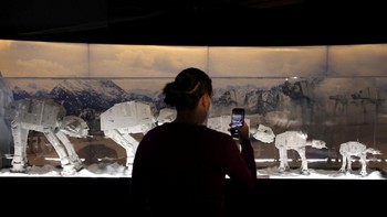 Seorang peserta merekam tampilan AT-AT walker. Pameran tersebut menampilkan lebih dari 600 item koleksi Star Wars, termasuk figur AT-AT walkers.