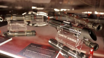 Lightsaber terlihat dipajang di The Fans Strike Back: The Largest Star Wars Fan Exhibition. Lightsaber menjadi daya tarik sendiri di pameran tersebut.