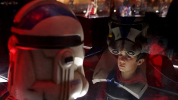 Seorang anak melihat helm dari 501st Legion Clone Trooper yang dipamerkan.