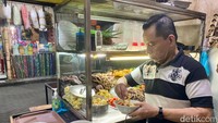 Soto Betawi ini menggunakan kuah santan yang gurih. Teknik meracik sotonya juga cukup menarik perhatian. Isian sotonya direbus sebentar, lalu diracik bumbu baru diguyur kuah santan. Foto: detikcom