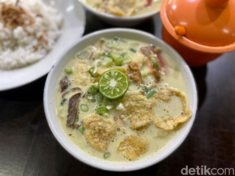 Sluurp! Gurihnya Soto Betawi Senen yang Konsisten Lezatnya sejak 1974