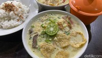 Saking melimpahnya, menurut kami seporsi soto Betawi di sini porsinya bisa dimakan untuk dua orang. Karena lokasinya berada di dalam pasar, suasana makan di sini agak bising. Foto: detikcom