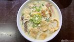 Sluurp! Gurihnya Soto Betawi Senen yang Konsisten Lezatnya sejak 1974