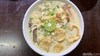 Konsistensi dan kualitas rasa yang ditawarkan oleh Soto Betawi Senen Jaya membuat warung ini selalu punya langganan dari masa ke masa. Maka tak heran warungnya selalu ramai setiap hari. Foto: detikcom