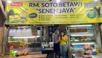Tak sulit untuk menemukan warung Soto Betawi Senen Jaya. Lokasinya berada di blok 5 lantai dasar, tepatnya ada di sebelah pintu masuk menuju parkiran. Foto: detikcom