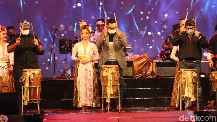 Tabuhan kendang oleh Direktur Utama detikcom Abdul Aziz, Editor in Chief detikcom Alfito Deannova dan Gubernur Jabar Ridwan Kamil menandai peresmian detikJabar di Trans Studio Bandung, Sabtu (26/3/2022)