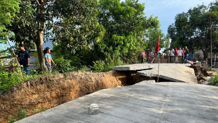 Tanah amblas sebabkan jalan terputus di Desa kampale, Sidrap dinilai membahayakan keselamatan warga. (detikSulsel/Muchlis Abduh)