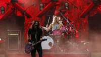 Di awal kariernya, sekaligus jadi momen yang membuatnya bersinar sebagai penggebuk drum, adalah ketika mengiringi tur buat Alanis Morissette. (Foto: Getty Images/Gareth Cattermole)