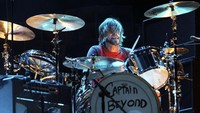 Tidak hanya menjabat sebagai drummer, sepanjang kariernya di Foo Fighters, Taylor Hawkins juga kerap kali mengisi posisi vokal. (Foto: Getty Images/Gareth Cattermole)