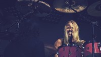 Di luar Foo Fighters, Taylor Hawkins juga menjajal karier solo dengan meluncurkan Taylor Hawkins and the Coattail Riders. (Foto: Getty Images/Sebastian Reuter)